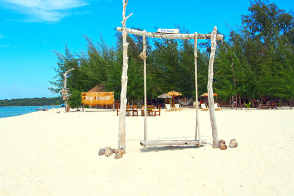 Koh Rap and Koh Taen Snorkeling Yacht Tour - Image 13