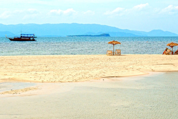Koh Rap and Koh Taen Snorkeling Yacht Tour - Image 6
