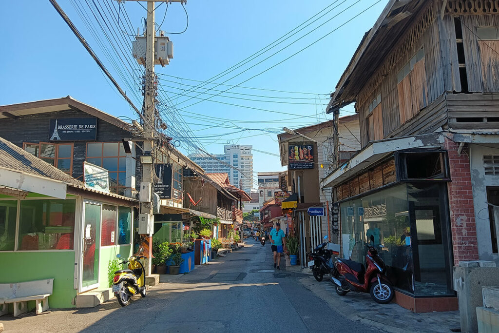 Saphan Pla Village, Seafood & Market