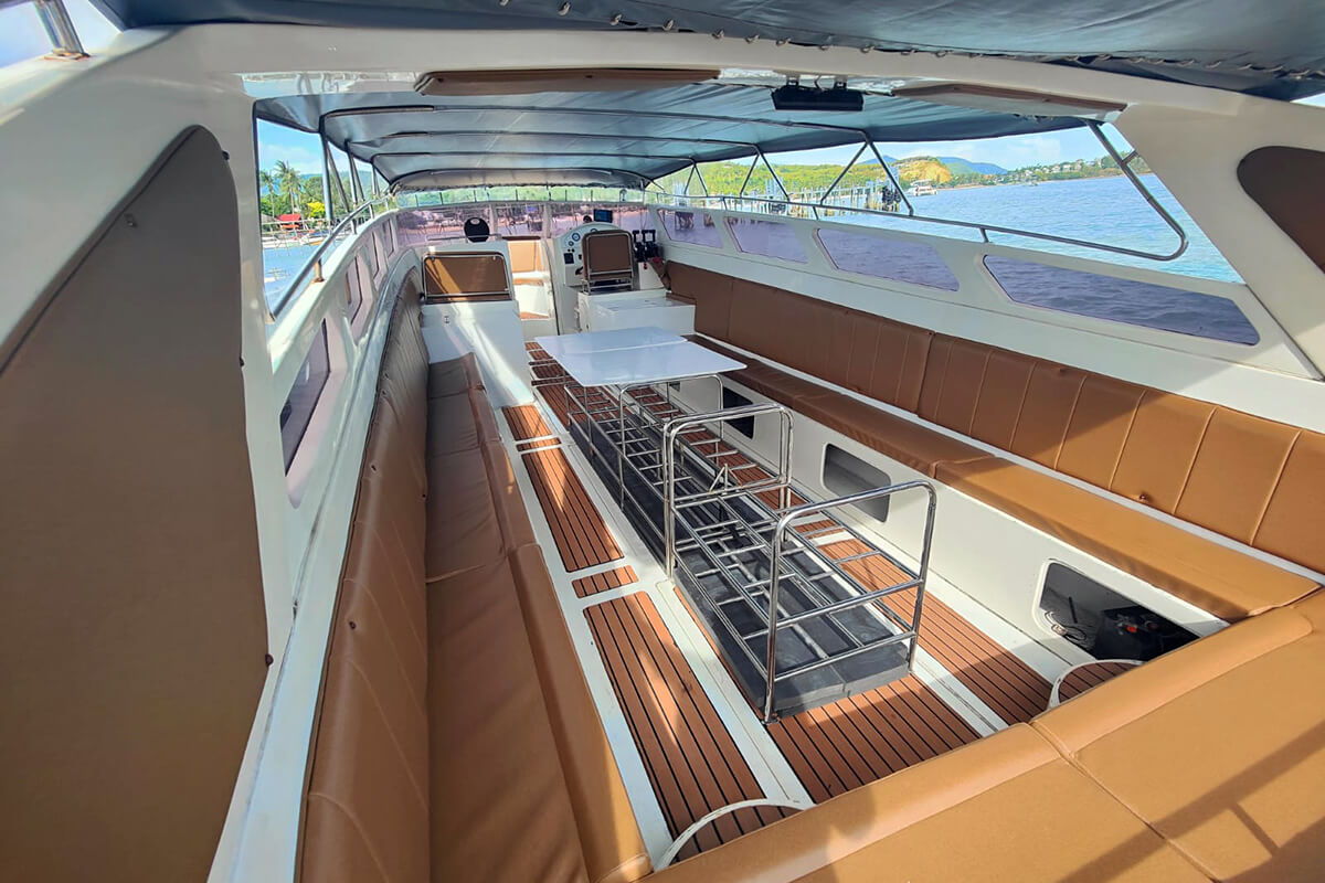 Luxury Private Triple-Engine Speedboat - Image 2