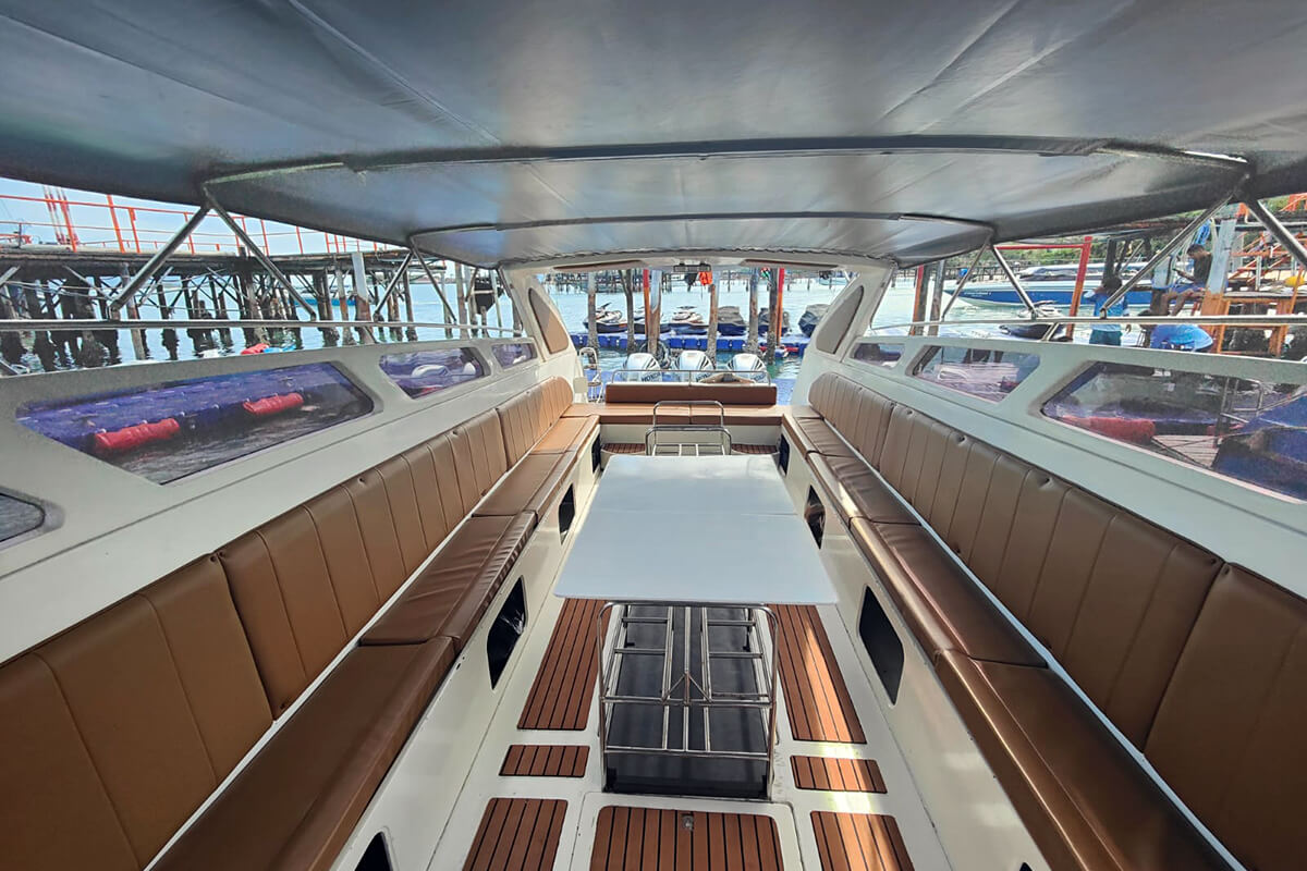 Luxury Private Triple-Engine Speedboat - Image 3