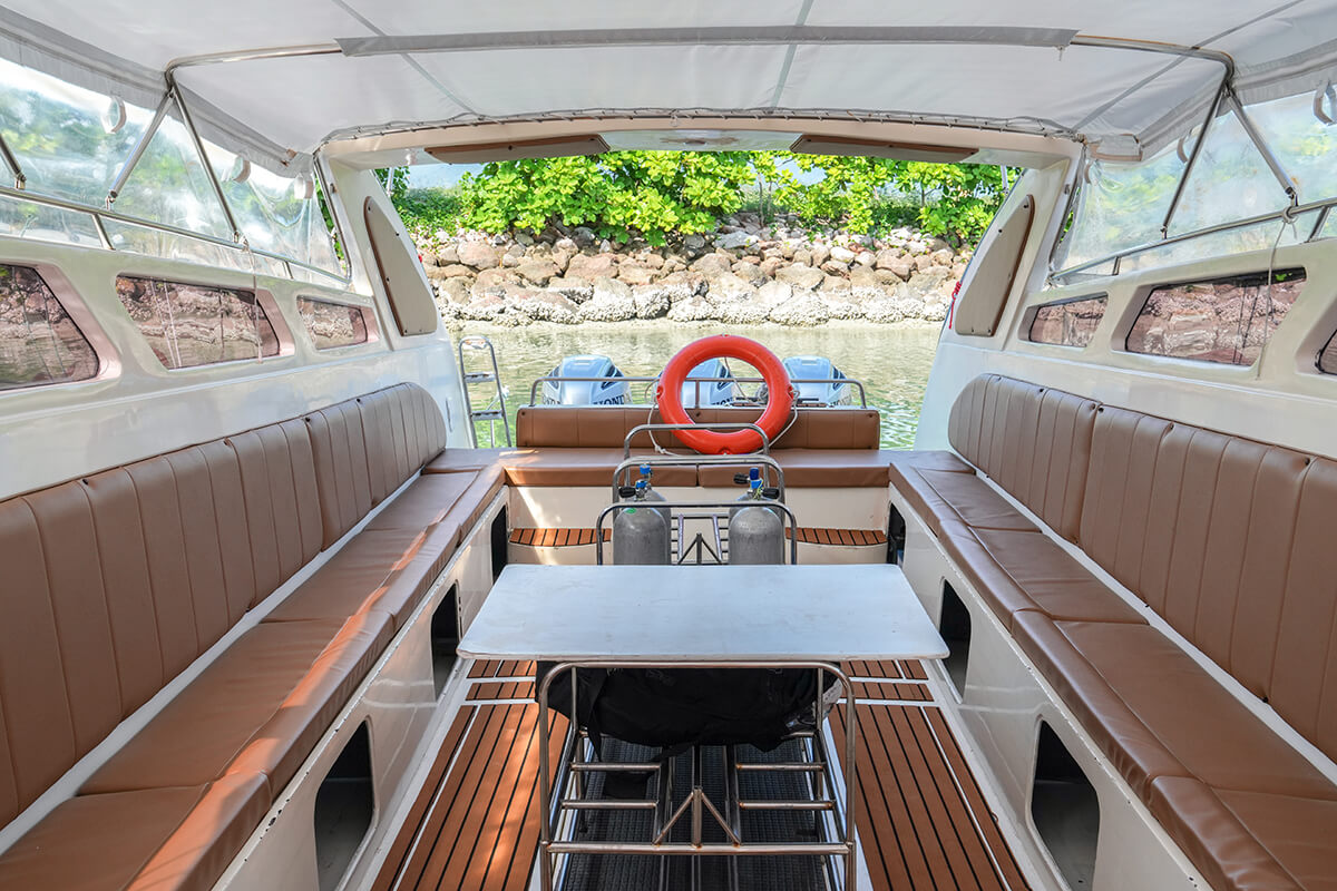 Luxury Private Triple-Engine Speedboat - Image 6