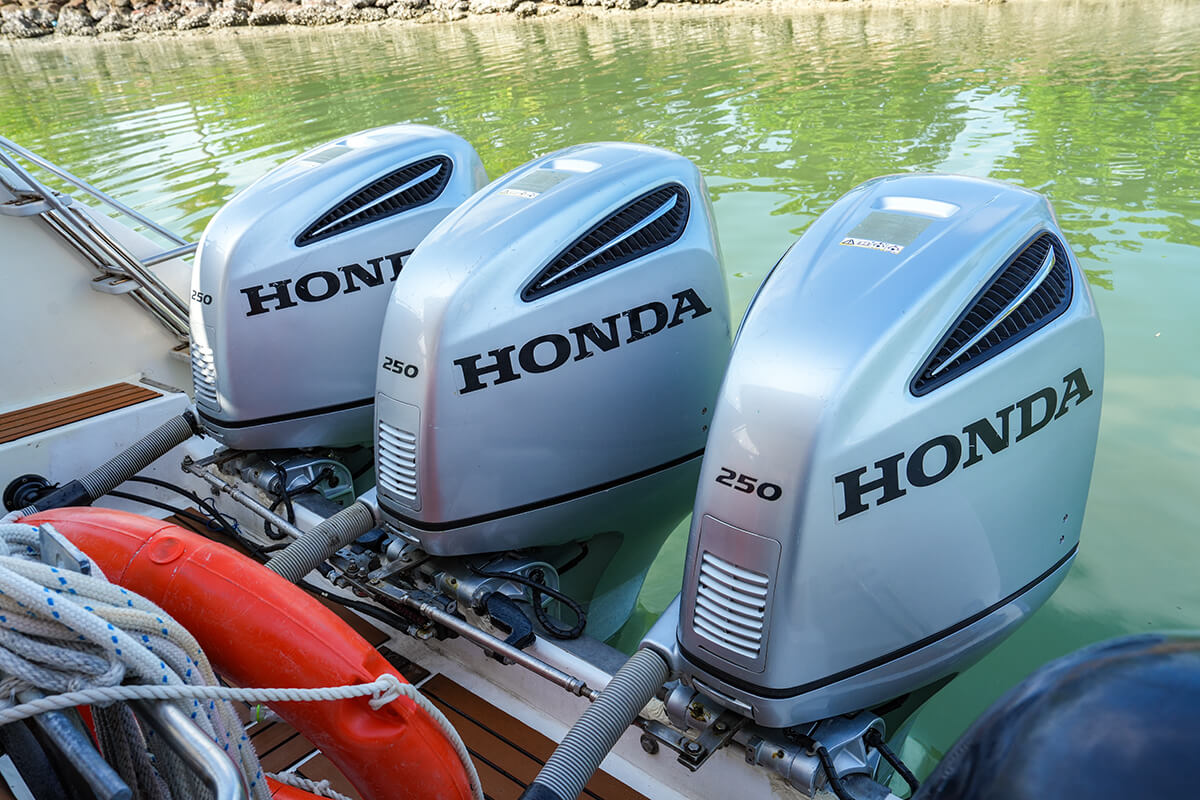 Luxury Private Triple-Engine Speedboat - Image 7