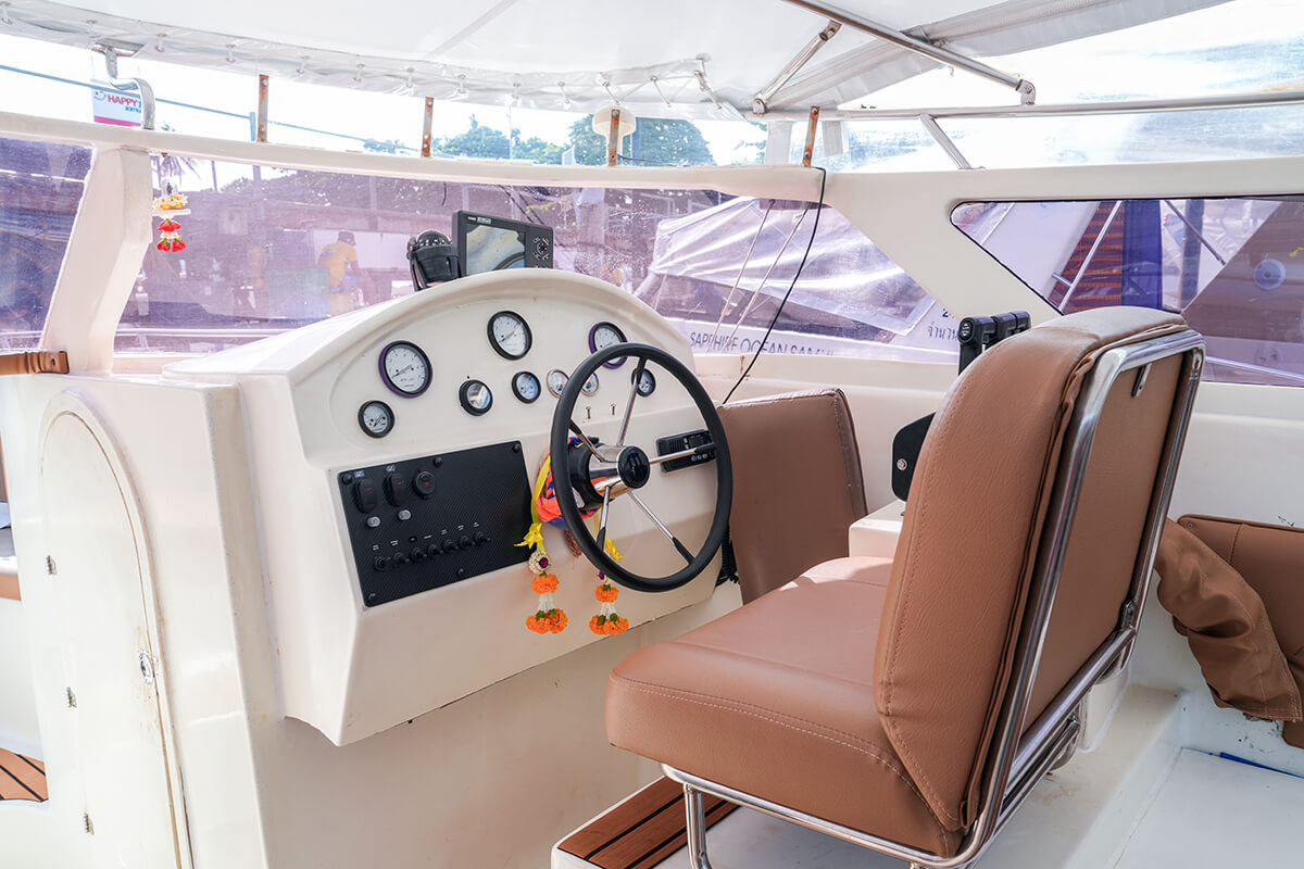 Luxury Private Triple-Engine Speedboat - Image 8