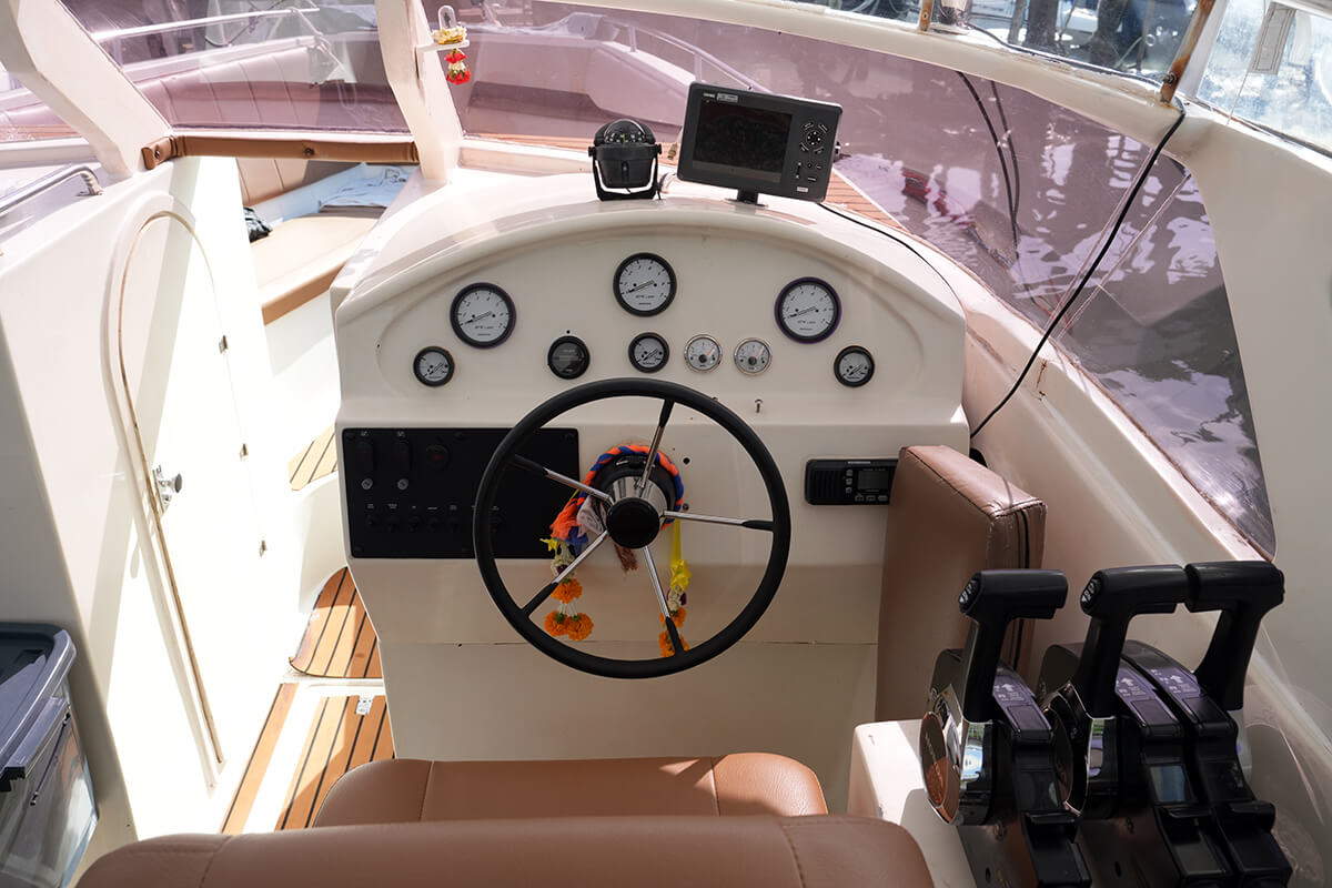 Luxury Private Triple-Engine Speedboat - Image 9