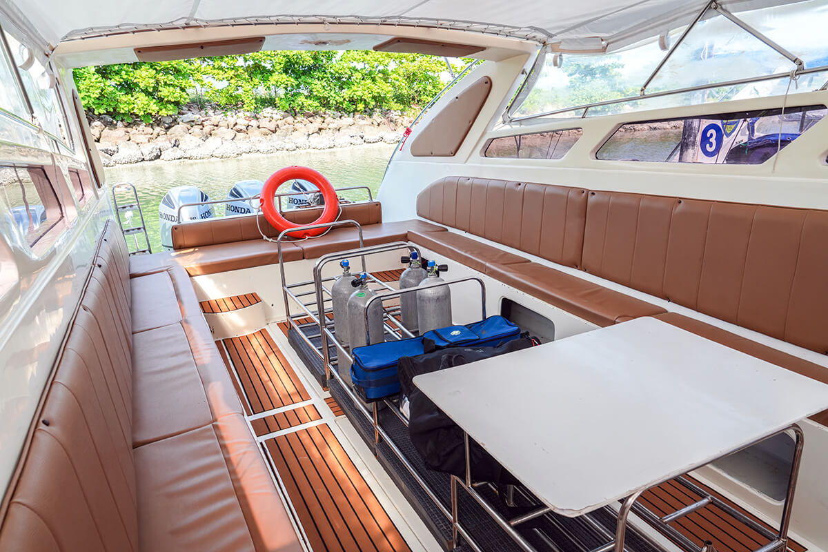 Luxury Private Triple-Engine Speedboat - Image 10