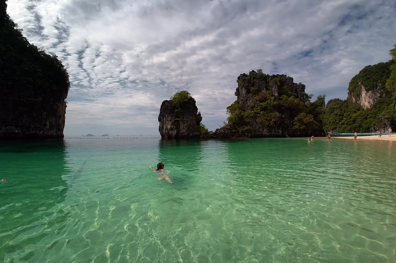VIP Hidden James Bond and Hong Island Speedboat Tour - Image 3
