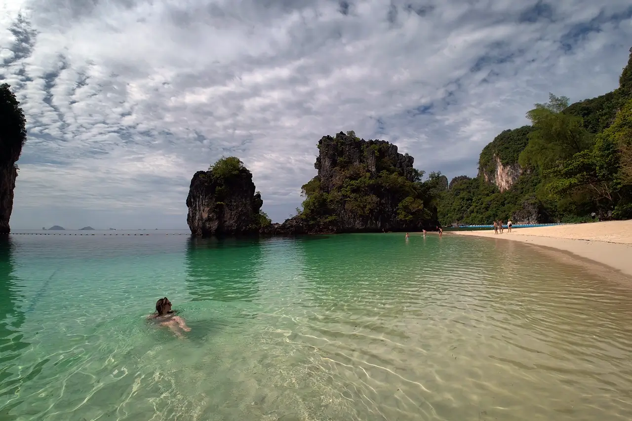 VIP Hidden James Bond and Hong Island Speedboat Tour - Image 5